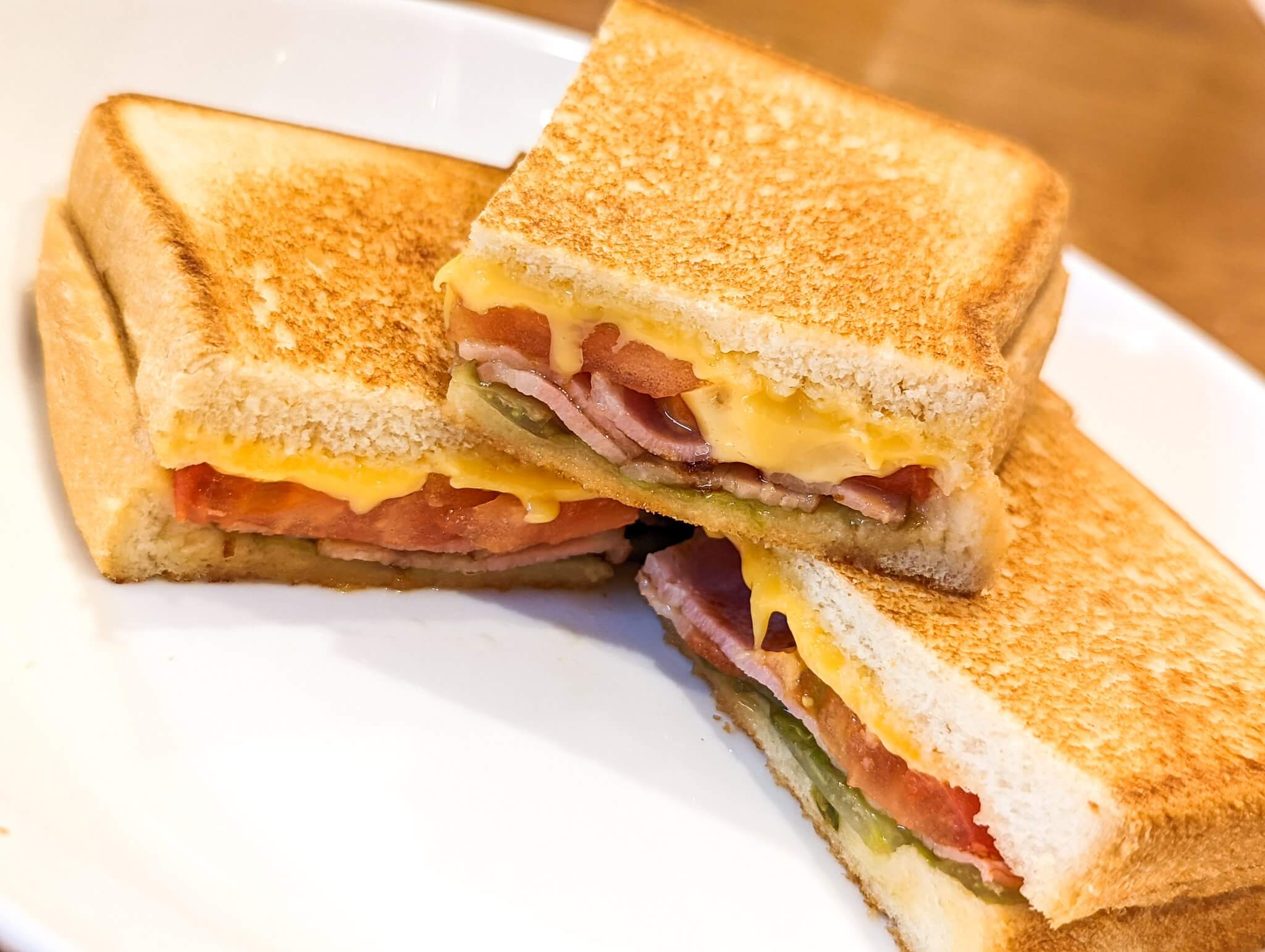 ベーコンレタストマトチーズのホットサンドのレシピ - Toco's