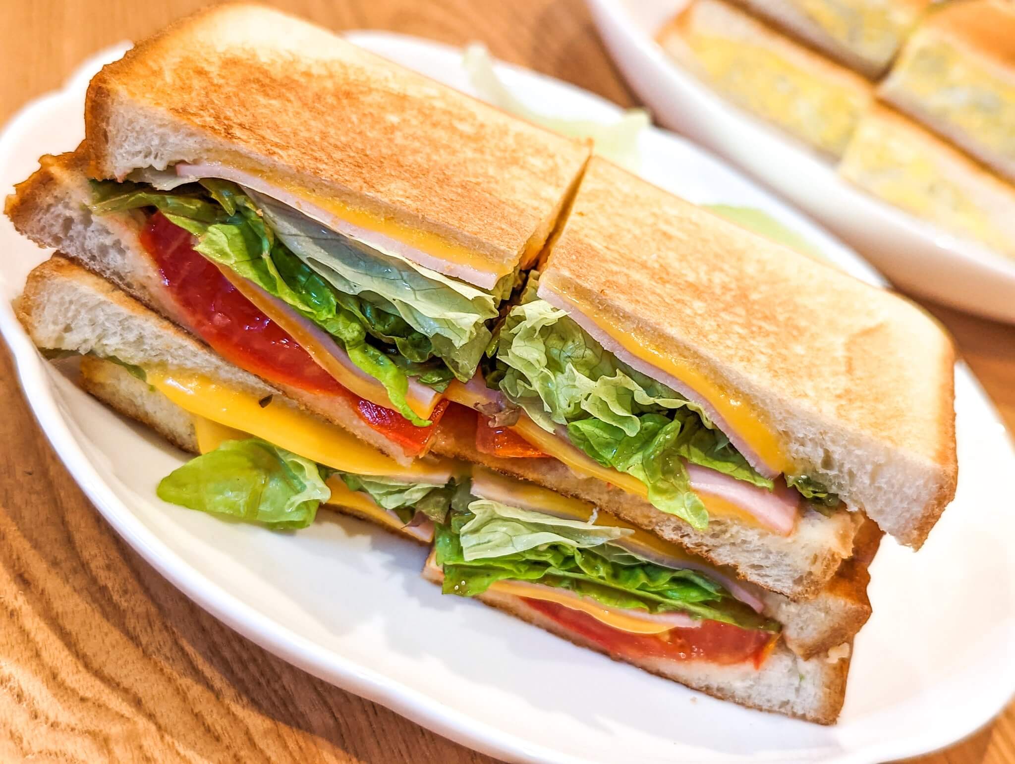 【ねんどでサンドイッチ 型セット】　パン、チーズ、レタス、ハム、トマト レタスたっぷりのハムトマトチーズのホットサンドのレシピ