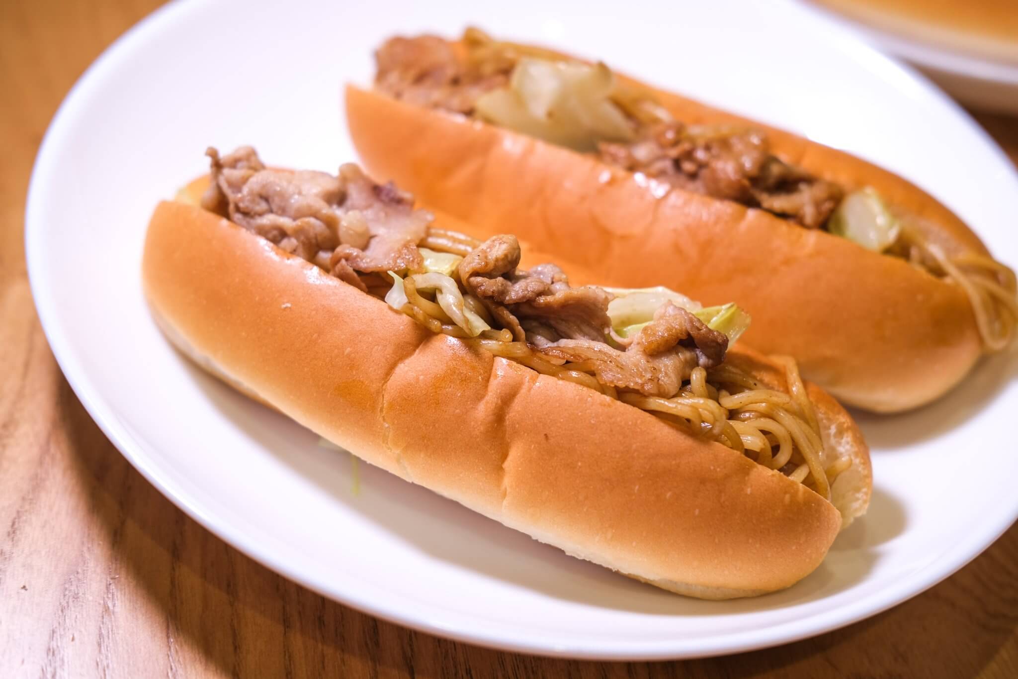 焼きそばパンページ ペヤングソースやきそばパン」が再登場 激辛版も新登場で販売